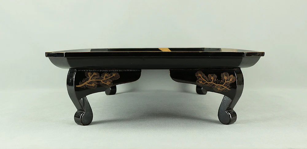 1831 (Tenpo 2) Gold Makie Lacquer Suzuri Buta "Hawk on Pine Tree Aiming at Little Bird" with Box V659 - Image 15