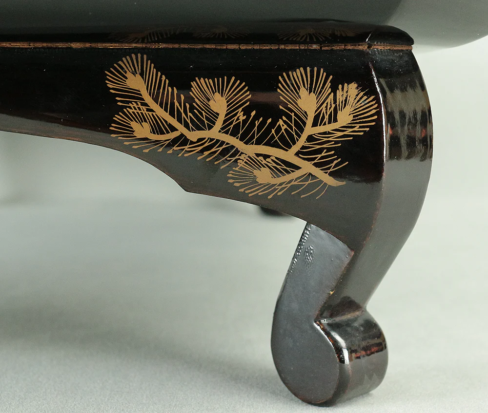 1831 (Tenpo 2) Gold Makie Lacquer Suzuri Buta "Hawk on Pine Tree Aiming at Little Bird" with Box V659 - Image 16