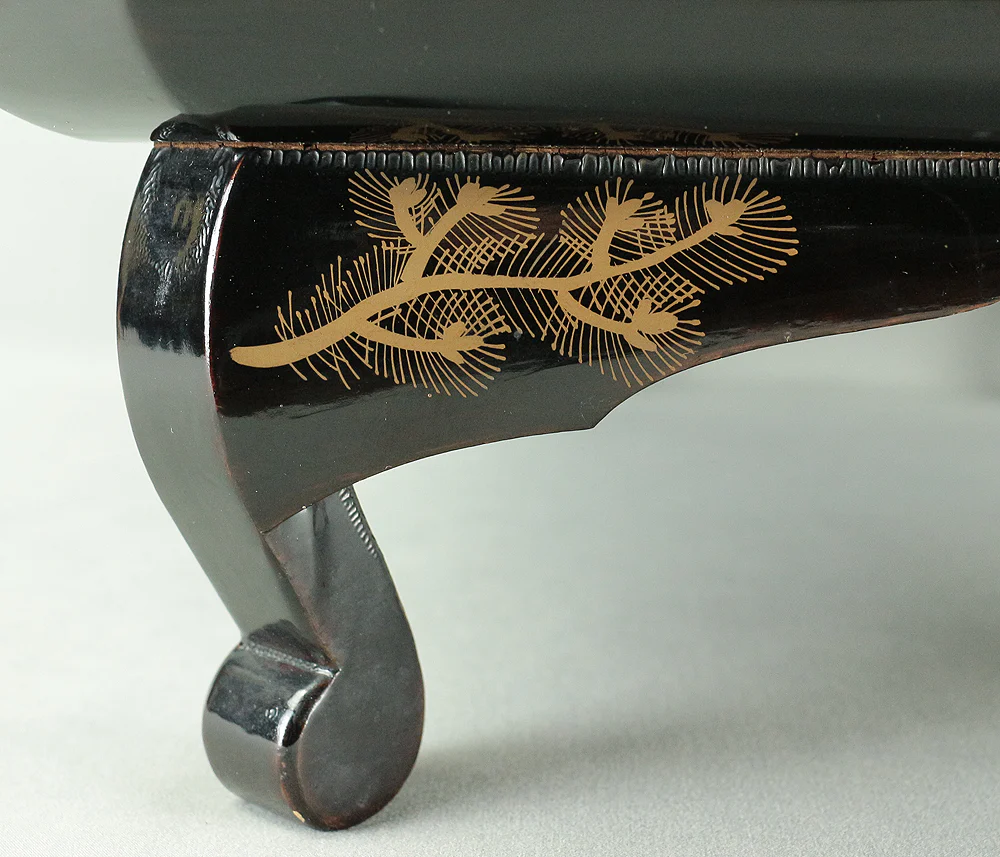 1831 (Tenpo 2) Gold Makie Lacquer Suzuri Buta "Hawk on Pine Tree Aiming at Little Bird" with Box V659 - Image 17