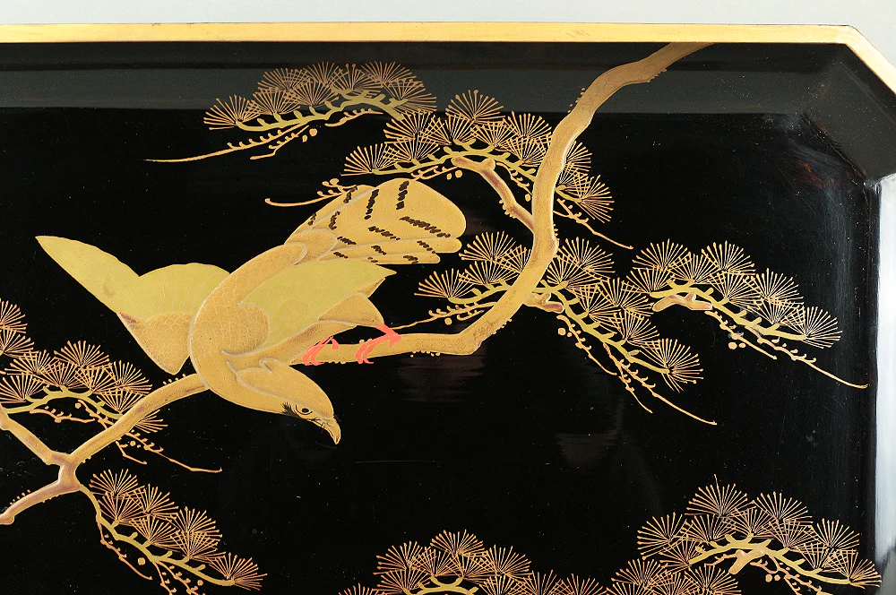1831 (Tenpo 2) Gold Makie Lacquer Suzuri Buta "Hawk on Pine Tree Aiming at Little Bird" with Box V659 - Image 4