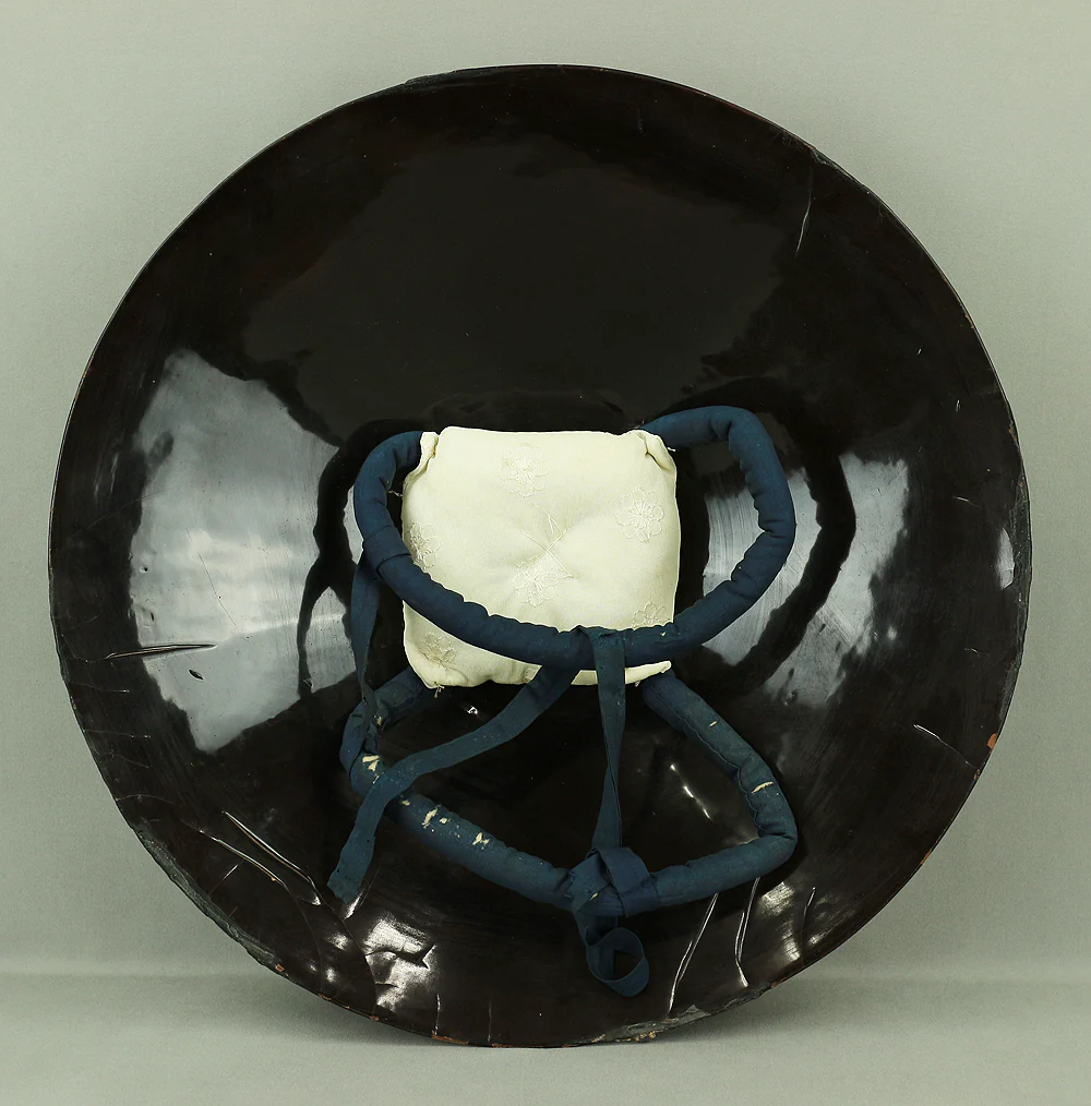 Jingasa Japanese Samurai hat helmet Gold and Black Lacquer Wood Crest of Maruni Nagato Mitsuboshi 'Three Stars and a straight line in Circle Shape' V726 - Image 13