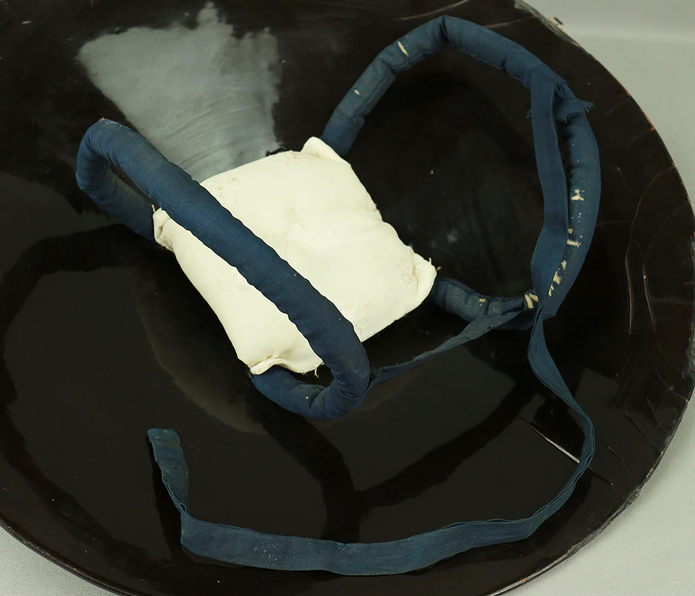 Jingasa Japanese Samurai hat helmet Gold and Black Lacquer Wood Crest of Maruni Nagato Mitsuboshi 'Three Stars and a straight line in Circle Shape' V726 - Image 14