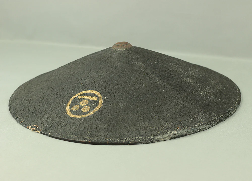 Jingasa Japanese Samurai hat helmet Gold and Black Lacquer Wood Crest of Maruni Nagato Mitsuboshi 'Three Stars and a straight line in Circle Shape' V726 - Image 3
