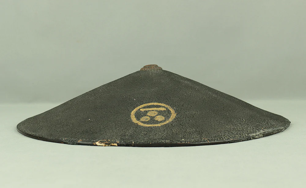 Jingasa Japanese Samurai hat helmet Gold and Black Lacquer Wood Crest of Maruni Nagato Mitsuboshi 'Three Stars and a straight line in Circle Shape' V726 - Image 8