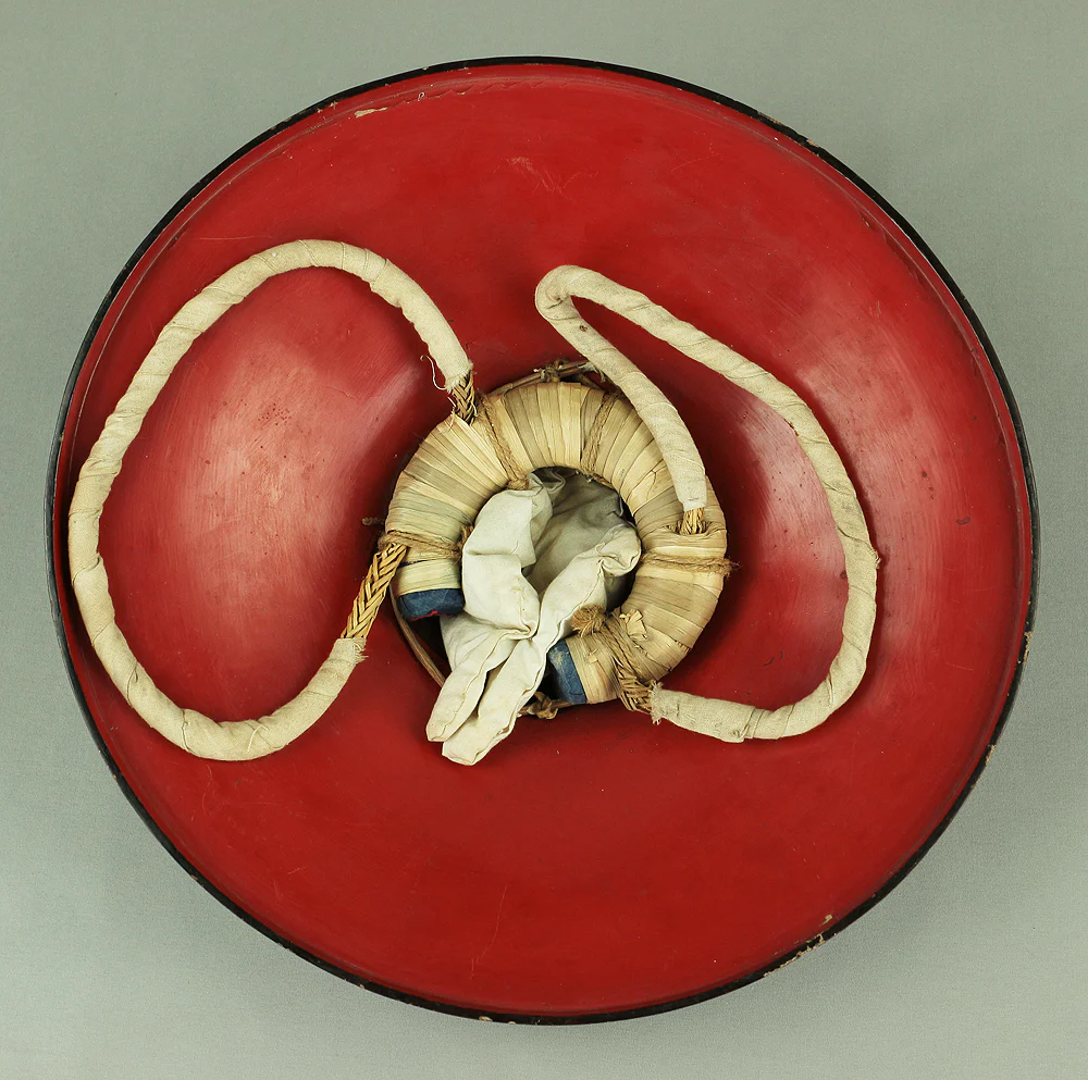 Jingasa Japanese Samurai hat helmet Gold, Black, Vermilion Lacquer Crest of 'Outside Four Handles and Nail Puller Shape' Sotoyotsu Kanni Kuginuki V724 - Image 12