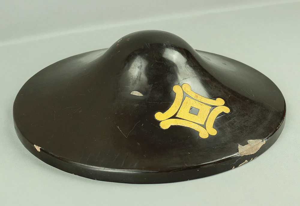 Jingasa Japanese Samurai hat helmet Gold, Black, Vermilion Lacquer Crest of 'Outside Four Handles and Nail Puller Shape' Sotoyotsu Kanni Kuginuki V724 - Image 3