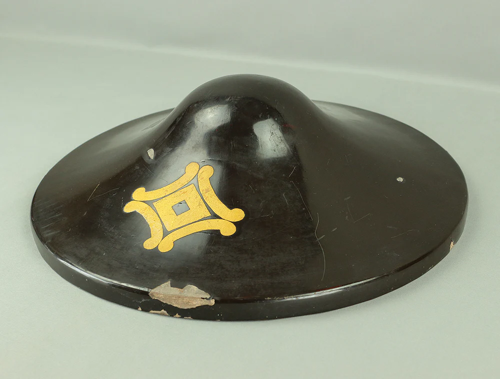 Jingasa Japanese Samurai hat helmet Gold, Black, Vermilion Lacquer Crest of 'Outside Four Handles and Nail Puller Shape' Sotoyotsu Kanni Kuginuki V724 - Image 4