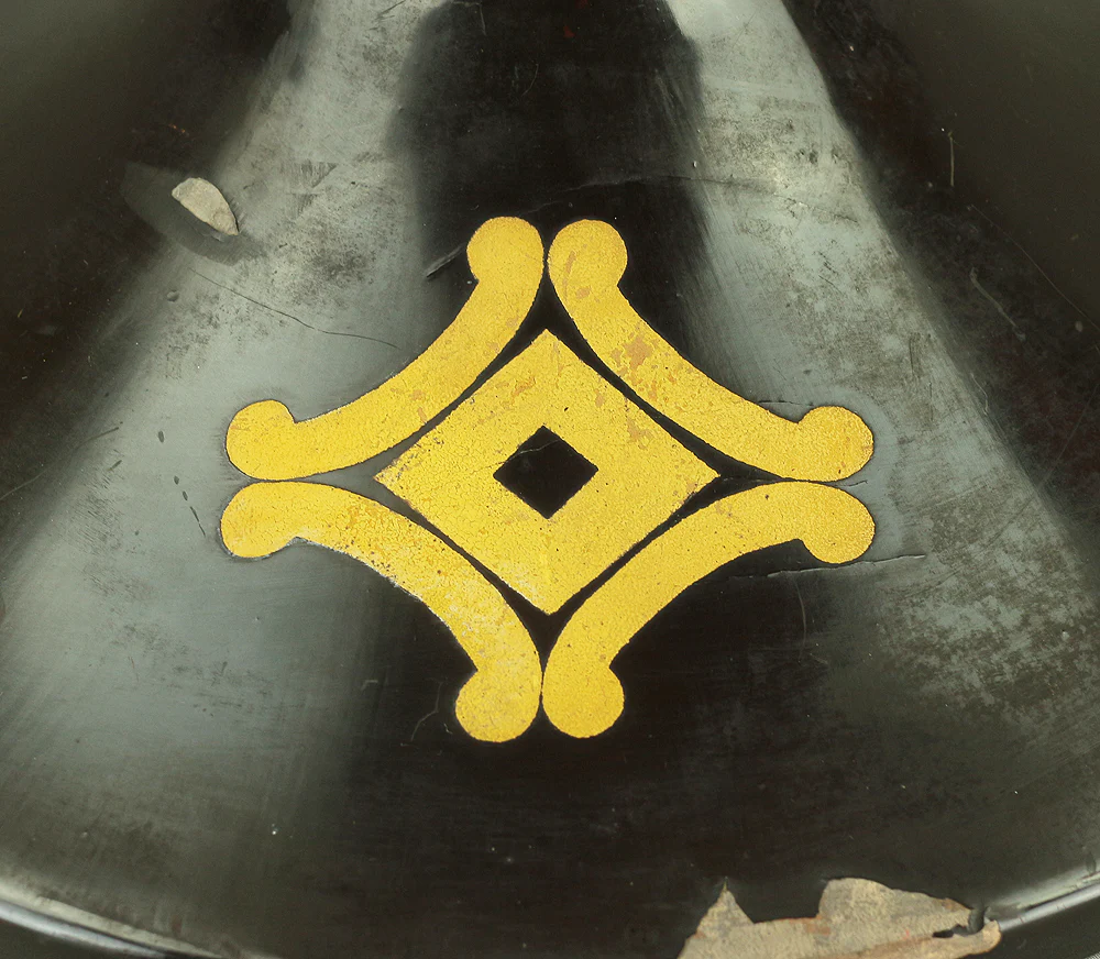 Jingasa Japanese Samurai hat helmet Gold, Black, Vermilion Lacquer Crest of 'Outside Four Handles and Nail Puller Shape' Sotoyotsu Kanni Kuginuki V724 - Image 5