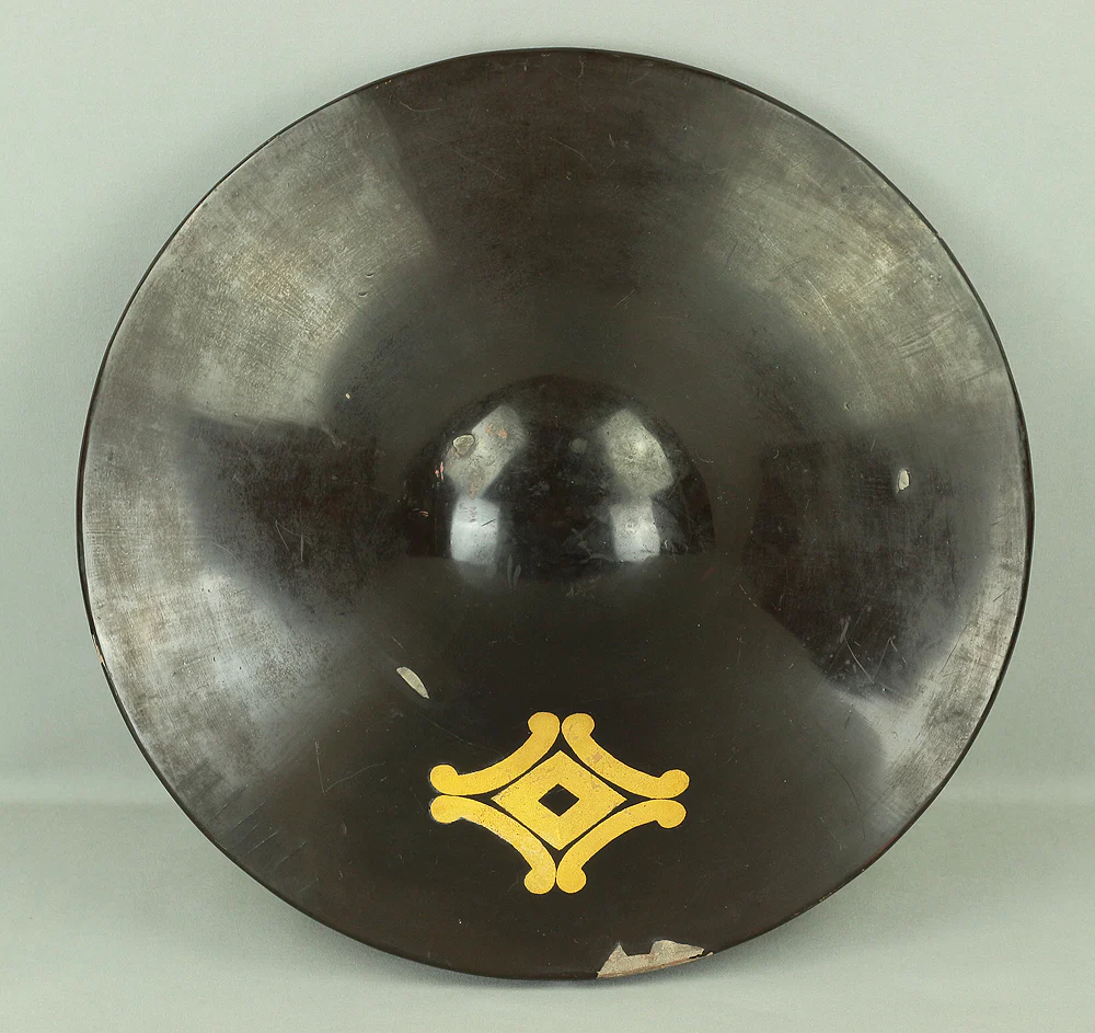 Jingasa Japanese Samurai hat helmet Gold, Black, Vermilion Lacquer Crest of 'Outside Four Handles and Nail Puller Shape' Sotoyotsu Kanni Kuginuki V724 - Image 6