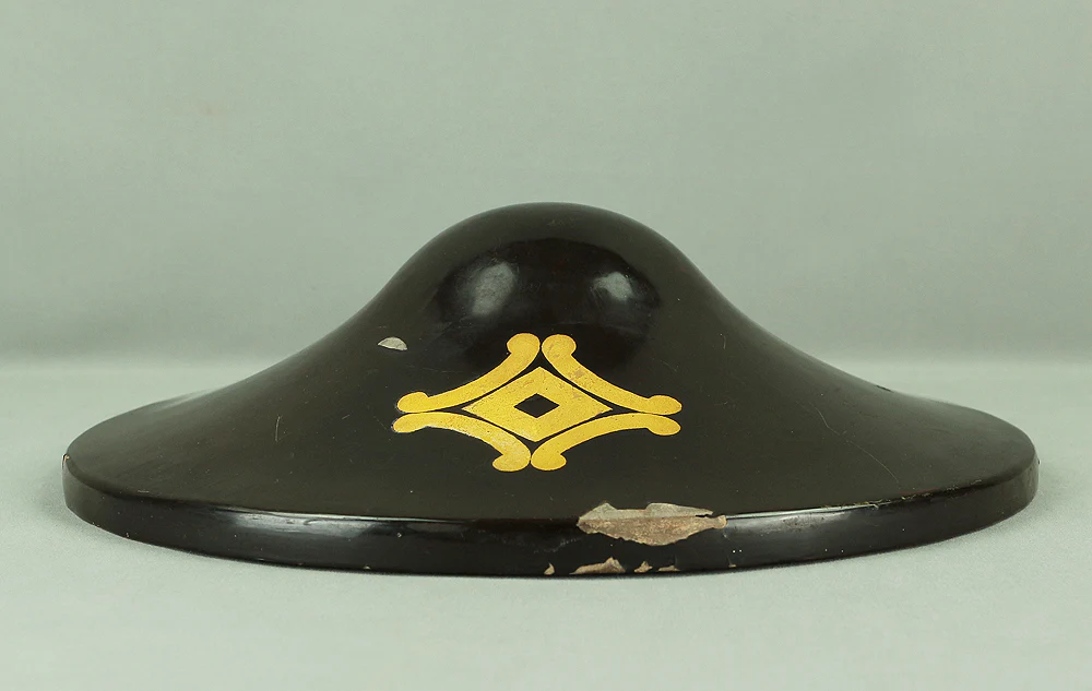 Jingasa Japanese Samurai hat helmet Gold, Black, Vermilion Lacquer Crest of 'Outside Four Handles and Nail Puller Shape' Sotoyotsu Kanni Kuginuki V724 - Image 7