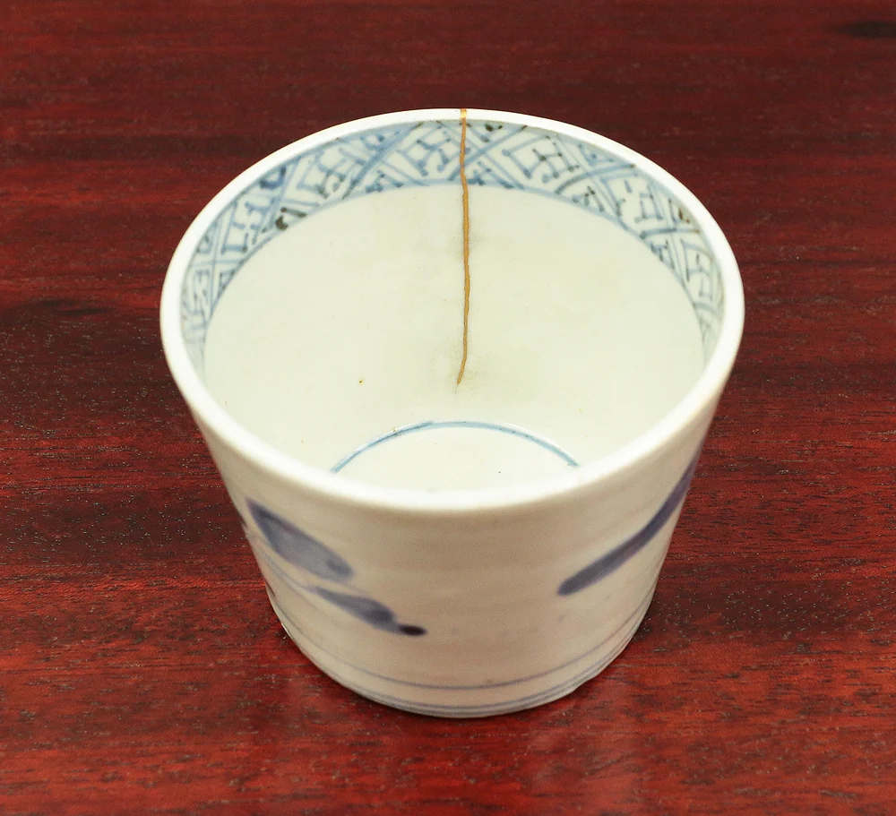 Kintsugi repairing (pottery with a lacquer mixed with gold) Ko-imari Old Imari Sometsuke Soba Choko Cup & Nishiki-de Imari beautiful multi-colored plate V592 - Image 10