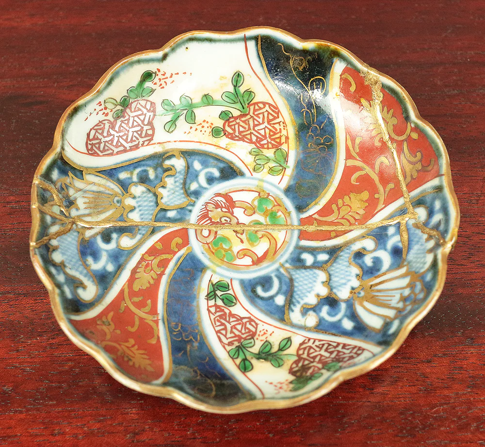 Kintsugi repairing (pottery with a lacquer mixed with gold) Ko-imari Old Imari Sometsuke Soba Choko Cup & Nishiki-de Imari beautiful multi-colored plate V592 - Image 17