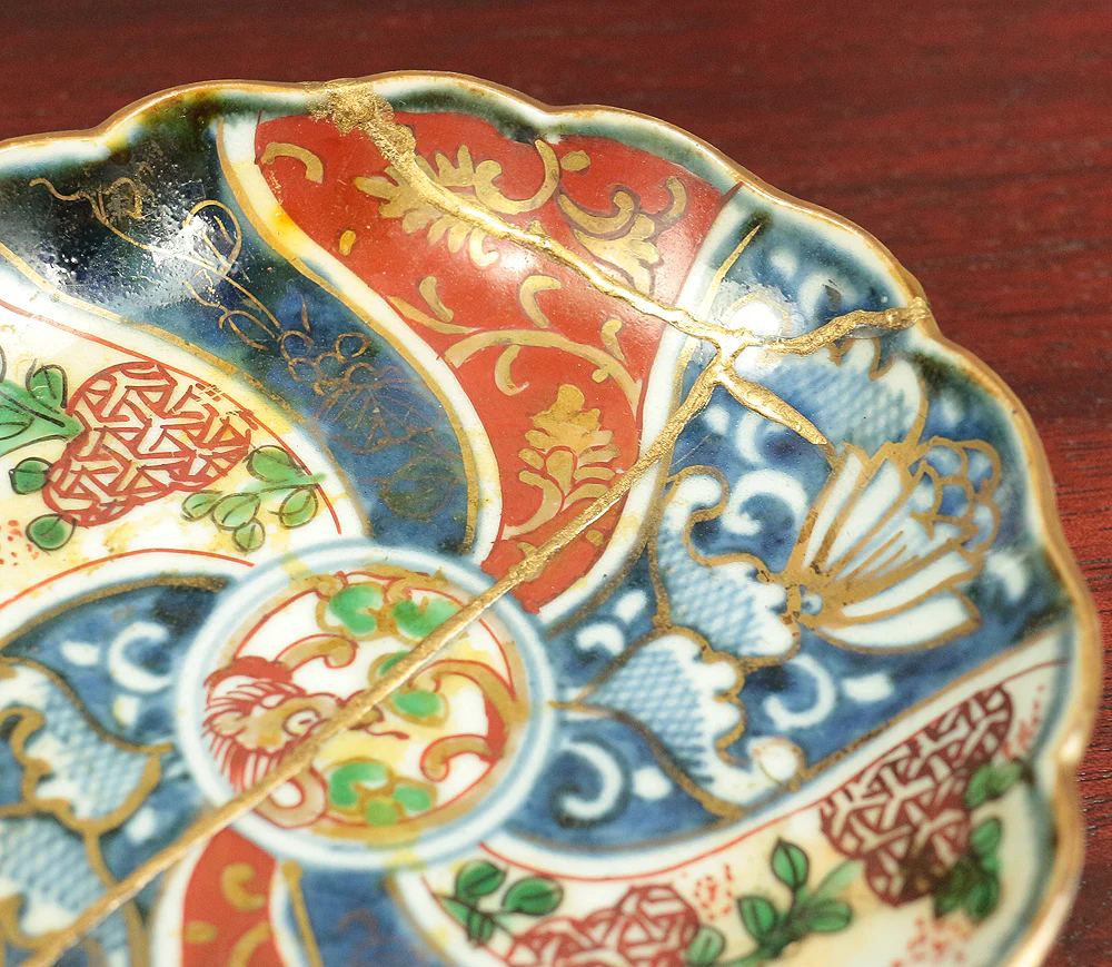 Kintsugi repairing (pottery with a lacquer mixed with gold) Ko-imari Old Imari Sometsuke Soba Choko Cup & Nishiki-de Imari beautiful multi-colored plate V592 - Image 18