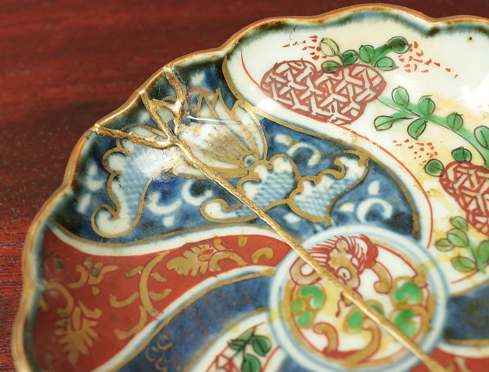 Kintsugi repairing (pottery with a lacquer mixed with gold) Ko-imari Old Imari Sometsuke Soba Choko Cup & Nishiki-de Imari beautiful multi-colored plate V592 - Image 19