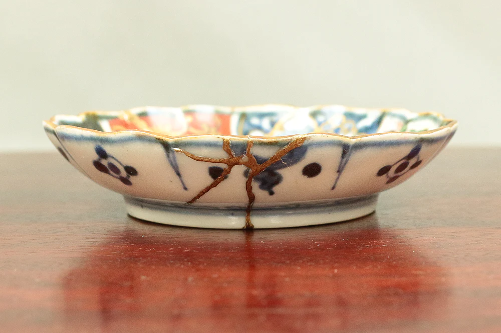 Kintsugi repairing (pottery with a lacquer mixed with gold) Ko-imari Old Imari Sometsuke Soba Choko Cup & Nishiki-de Imari beautiful multi-colored plate V592 - Image 24