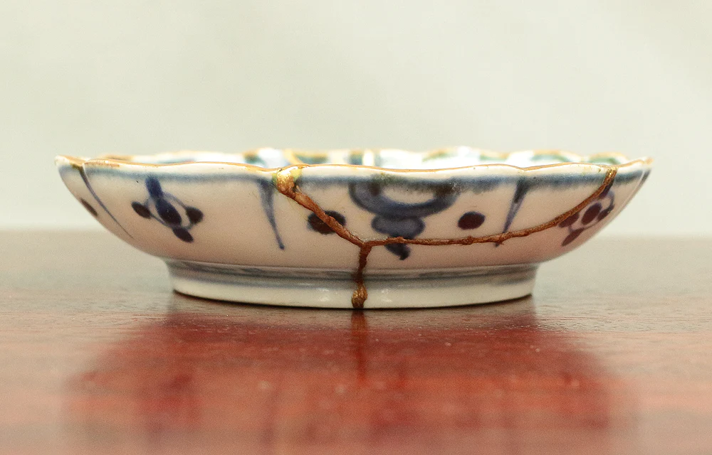 Kintsugi repairing (pottery with a lacquer mixed with gold) Ko-imari Old Imari Sometsuke Soba Choko Cup & Nishiki-de Imari beautiful multi-colored plate V592 - Image 26