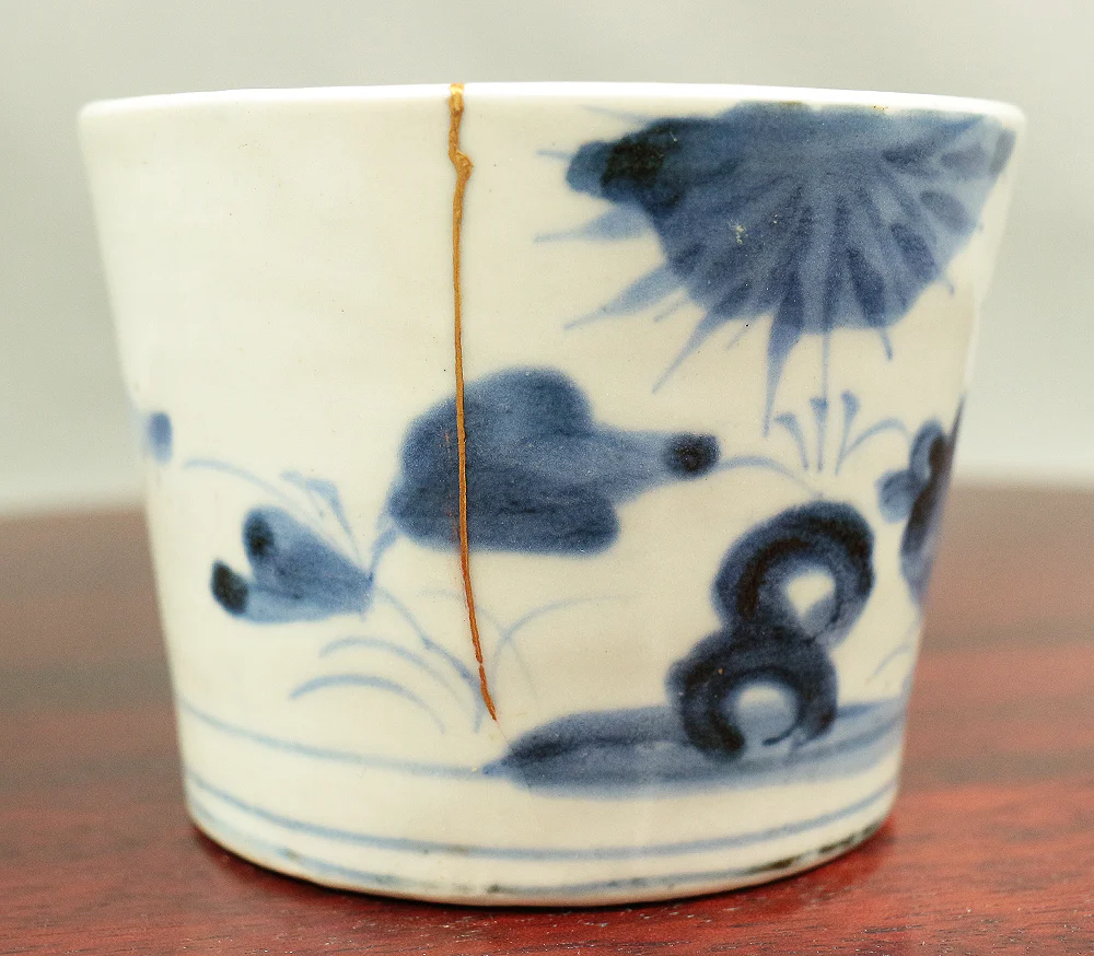 Kintsugi repairing (pottery with a lacquer mixed with gold) Ko-imari Old Imari Sometsuke Soba Choko Cup & Nishiki-de Imari beautiful multi-colored plate V592 - Image 4