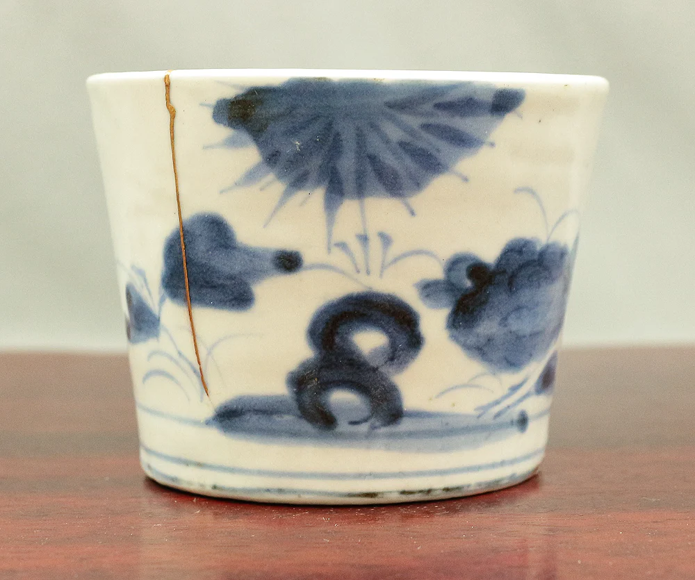 Kintsugi repairing (pottery with a lacquer mixed with gold) Ko-imari Old Imari Sometsuke Soba Choko Cup & Nishiki-de Imari beautiful multi-colored plate V592 - Image 6