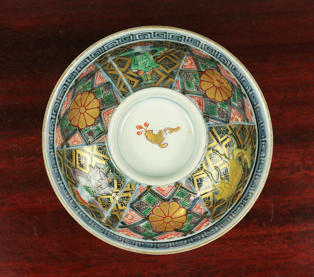Old Ko-Imari NishikiI Multi-colored bowl with lid designed with Dutchman, Female deer, Dog, and Imperial chrysanthemum crest V587 - Image 10