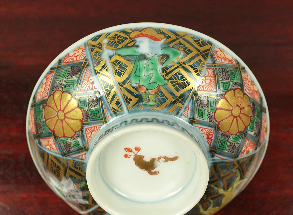 Old Ko-Imari NishikiI Multi-colored bowl with lid designed with Dutchman, Female deer, Dog, and Imperial chrysanthemum crest V587 - Image 11
