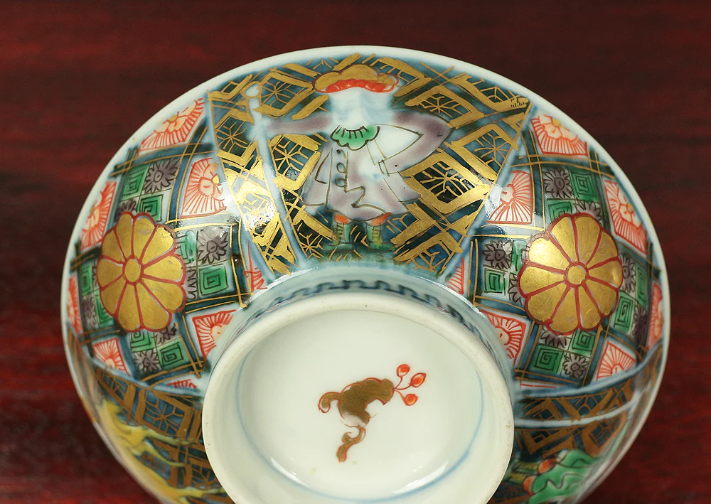 Old Ko-Imari NishikiI Multi-colored bowl with lid designed with Dutchman, Female deer, Dog, and Imperial chrysanthemum crest V587 - Image 12