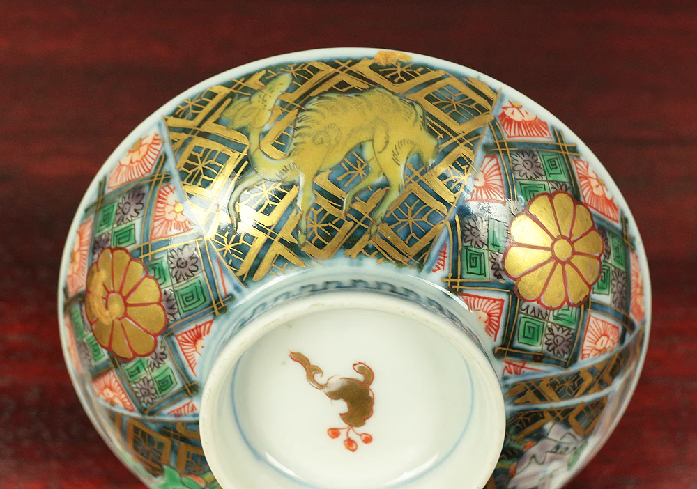 Old Ko-Imari NishikiI Multi-colored bowl with lid designed with Dutchman, Female deer, Dog, and Imperial chrysanthemum crest V587 - Image 13