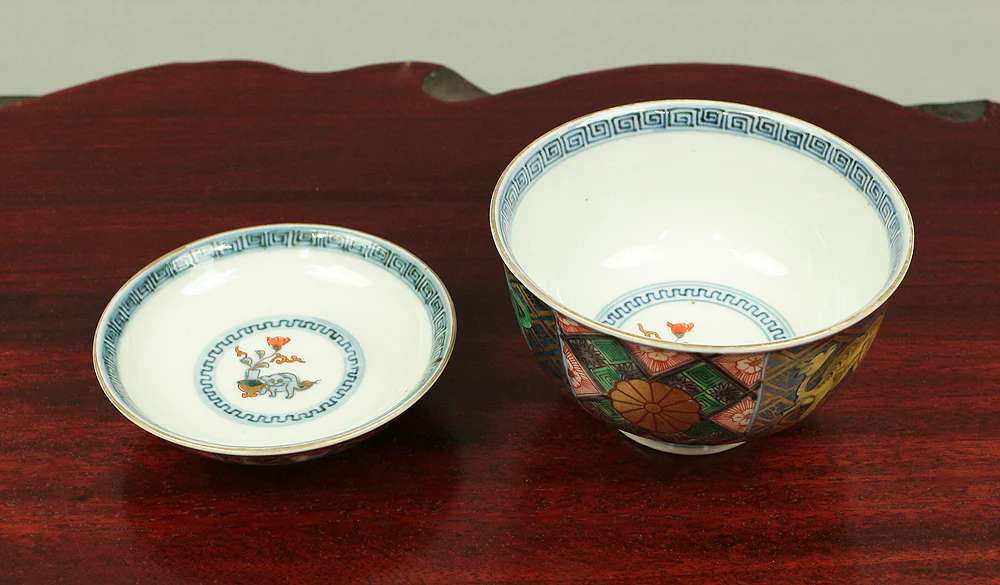 Old Ko-Imari NishikiI Multi-colored bowl with lid designed with Dutchman, Female deer, Dog, and Imperial chrysanthemum crest V587 - Image 14