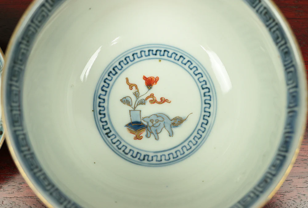 Old Ko-Imari NishikiI Multi-colored bowl with lid designed with Dutchman, Female deer, Dog, and Imperial chrysanthemum crest V587 - Image 16