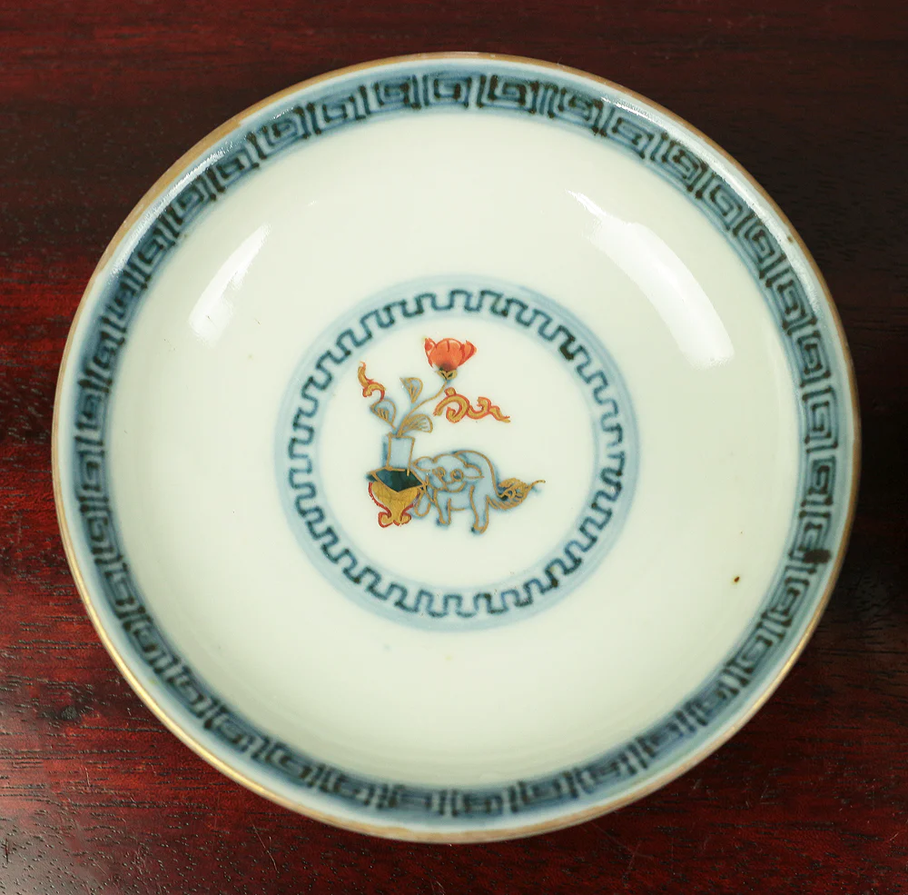 Old Ko-Imari NishikiI Multi-colored bowl with lid designed with Dutchman, Female deer, Dog, and Imperial chrysanthemum crest V587 - Image 17