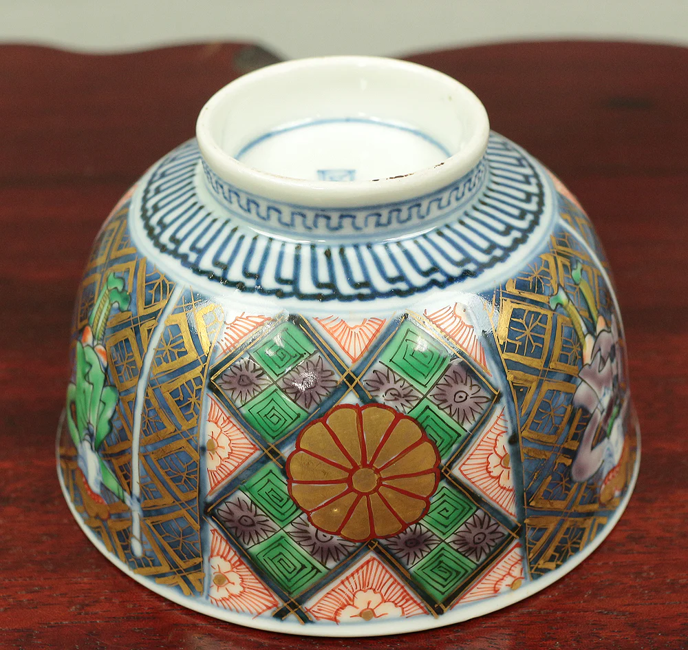 Old Ko-Imari NishikiI Multi-colored bowl with lid designed with Dutchman, Female deer, Dog, and Imperial chrysanthemum crest V587 - Image 18