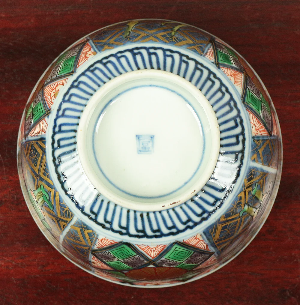 Old Ko-Imari NishikiI Multi-colored bowl with lid designed with Dutchman, Female deer, Dog, and Imperial chrysanthemum crest V587 - Image 19