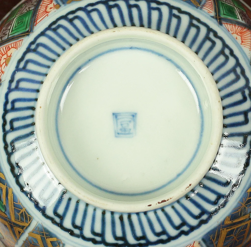 Old Ko-Imari NishikiI Multi-colored bowl with lid designed with Dutchman, Female deer, Dog, and Imperial chrysanthemum crest V587 - Image 20