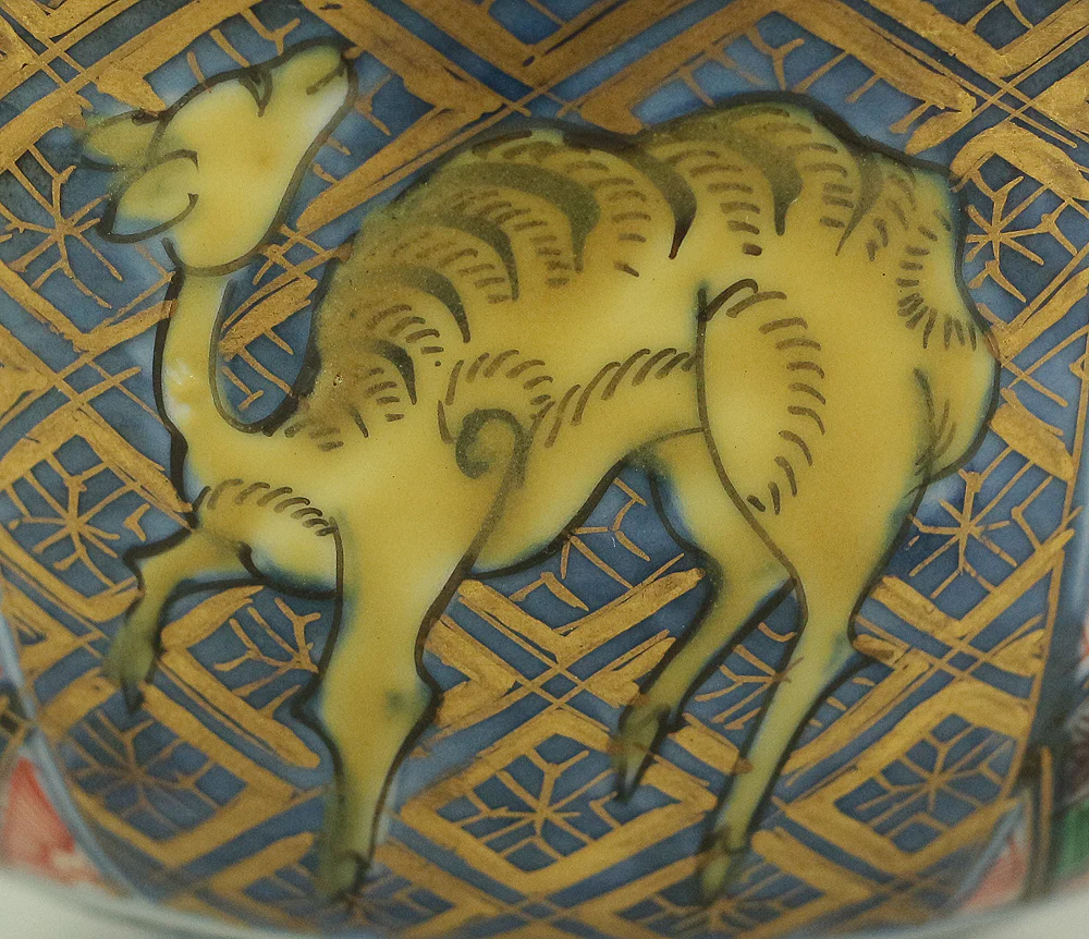 Old Ko-Imari NishikiI Multi-colored bowl with lid designed with Dutchman, Female deer, Dog, and Imperial chrysanthemum crest V587 - Image 24