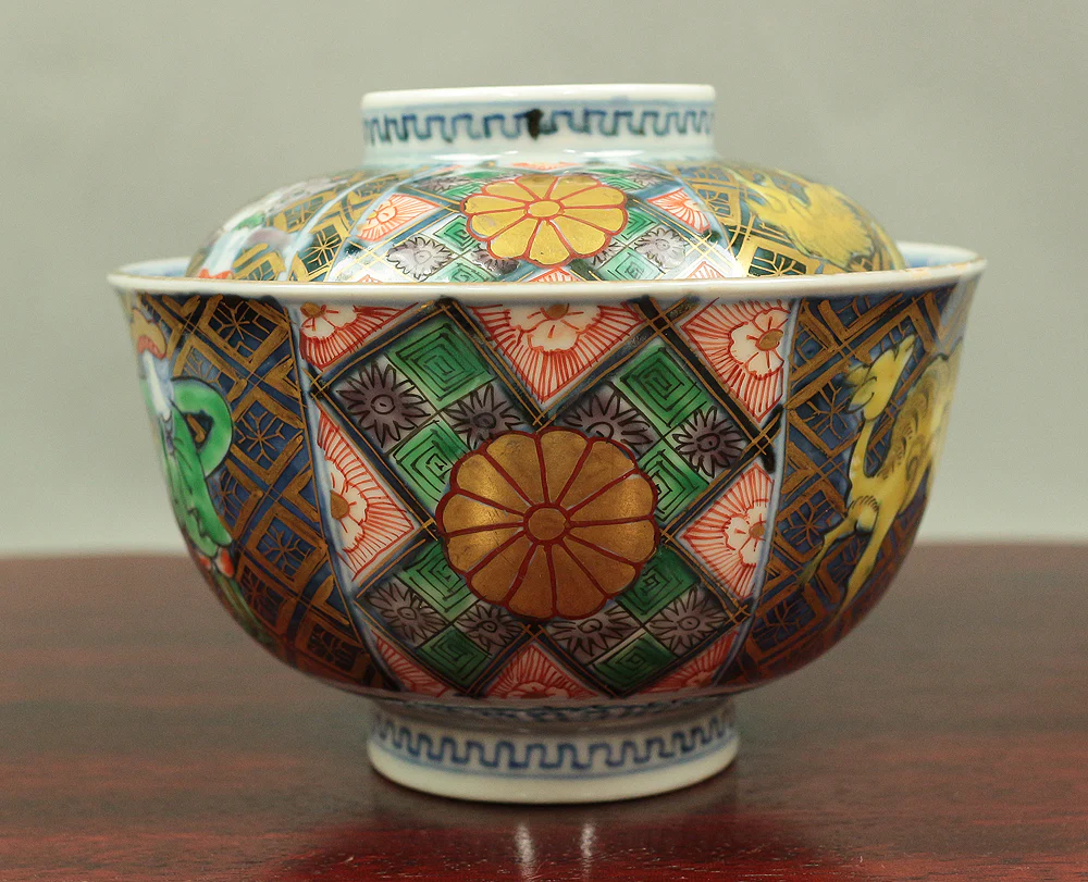 Old Ko-Imari NishikiI Multi-colored bowl with lid designed with Dutchman, Female deer, Dog, and Imperial chrysanthemum crest V587 - Image 3
