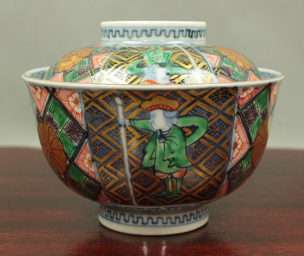 Old Ko-Imari NishikiI Multi-colored bowl with lid designed with Dutchman, Female deer, Dog, and Imperial chrysanthemum crest V587 - Image 4