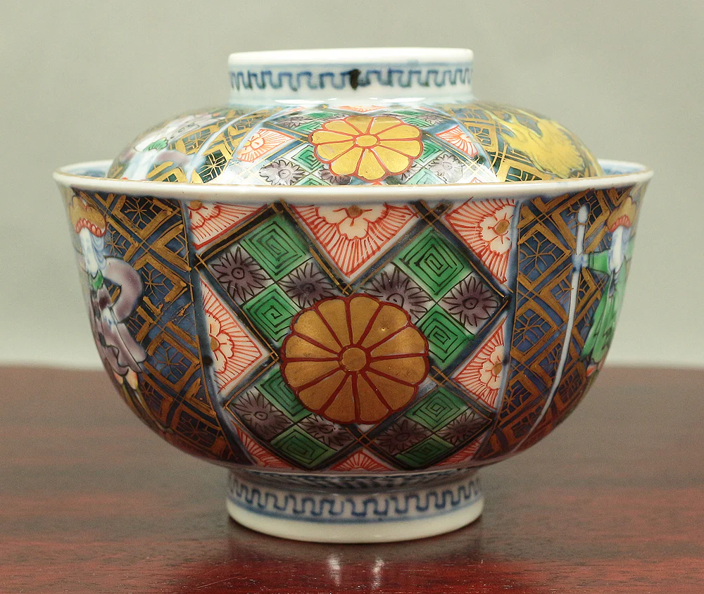 Old Ko-Imari NishikiI Multi-colored bowl with lid designed with Dutchman, Female deer, Dog, and Imperial chrysanthemum crest V587 - Image 5