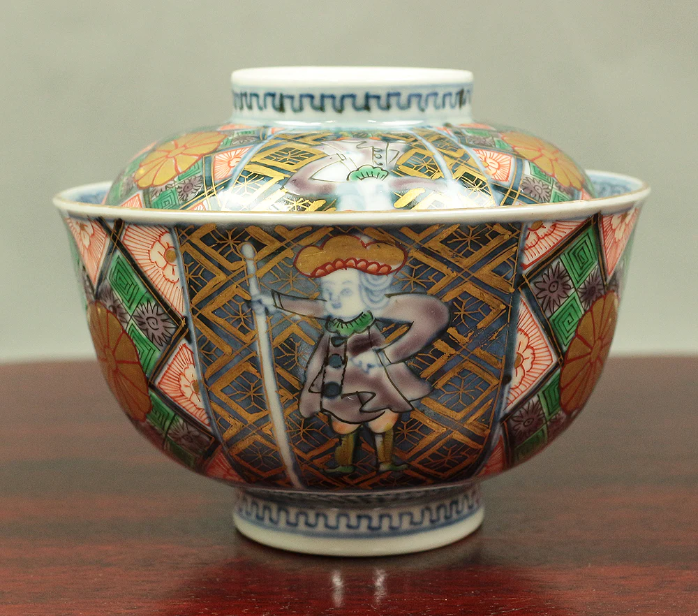 Old Ko-Imari NishikiI Multi-colored bowl with lid designed with Dutchman, Female deer, Dog, and Imperial chrysanthemum crest V587 - Image 6