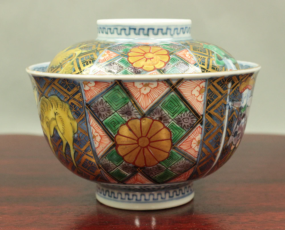 Old Ko-Imari NishikiI Multi-colored bowl with lid designed with Dutchman, Female deer, Dog, and Imperial chrysanthemum crest V587 - Image 7