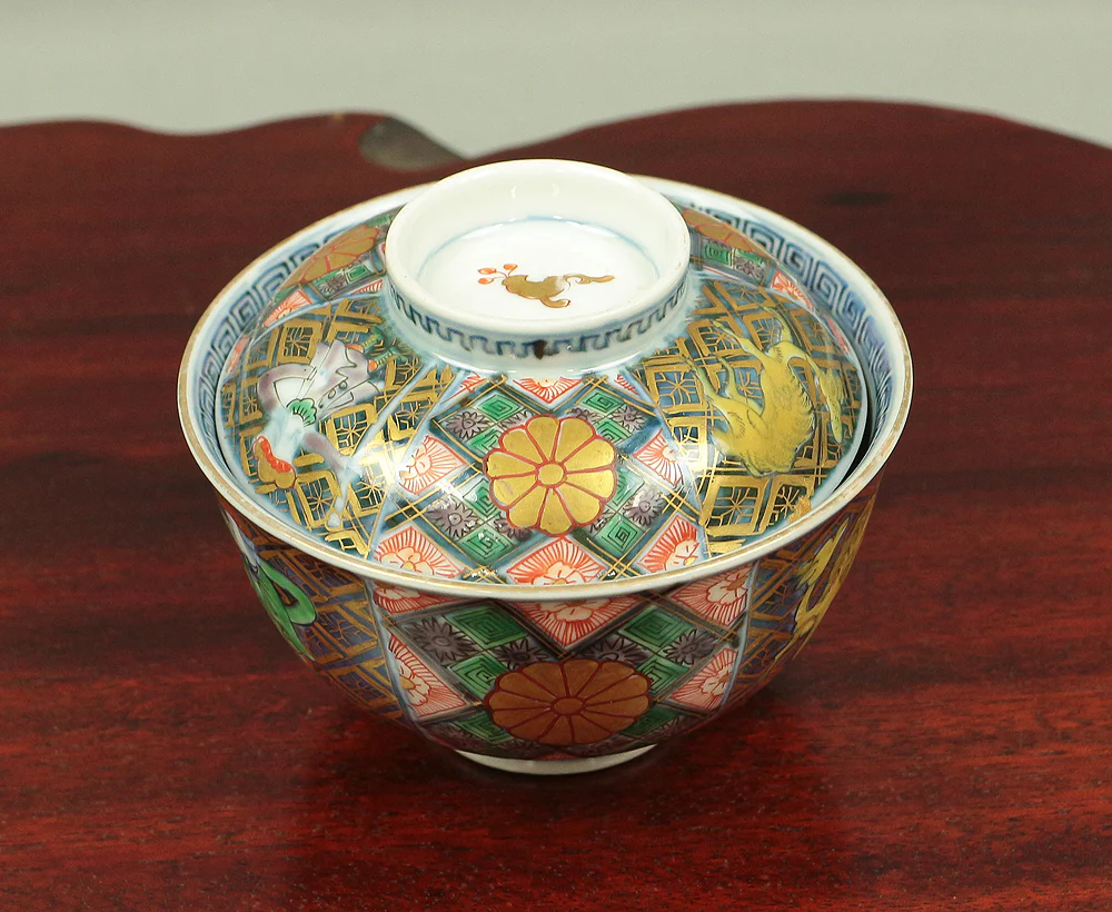 Old Ko-Imari NishikiI Multi-colored bowl with lid designed with Dutchman, Female deer, Dog, and Imperial chrysanthemum crest V587 - Image 9