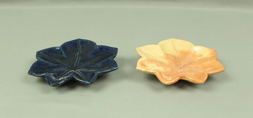 楽焼 RAKU ware Five Colored Plates Maple Leaf design 川崎和楽 KAWASAKI WARAKU Box V362 / Japanese Art Crafts Post-1940 Dish Kiln - Image 3