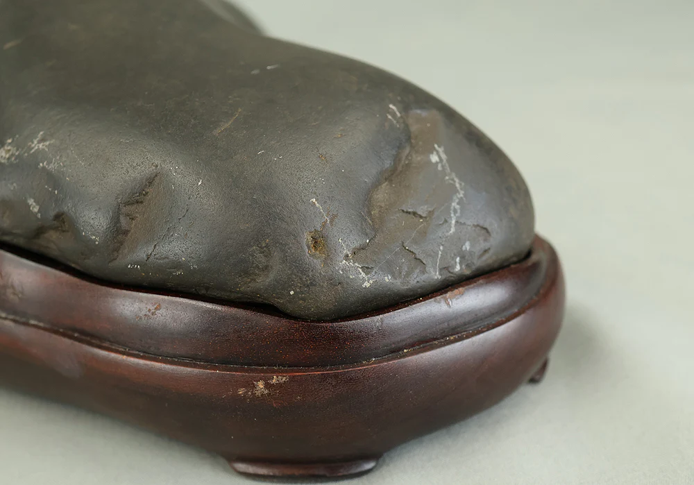 Suiseki Black Stone 4.2kg with Wooden Stand VB107 - Image 18