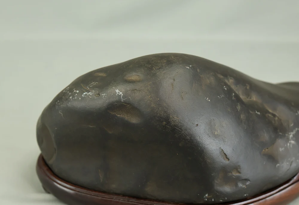 Suiseki Black Stone 4.2kg with Wooden Stand VB107 - Image 20