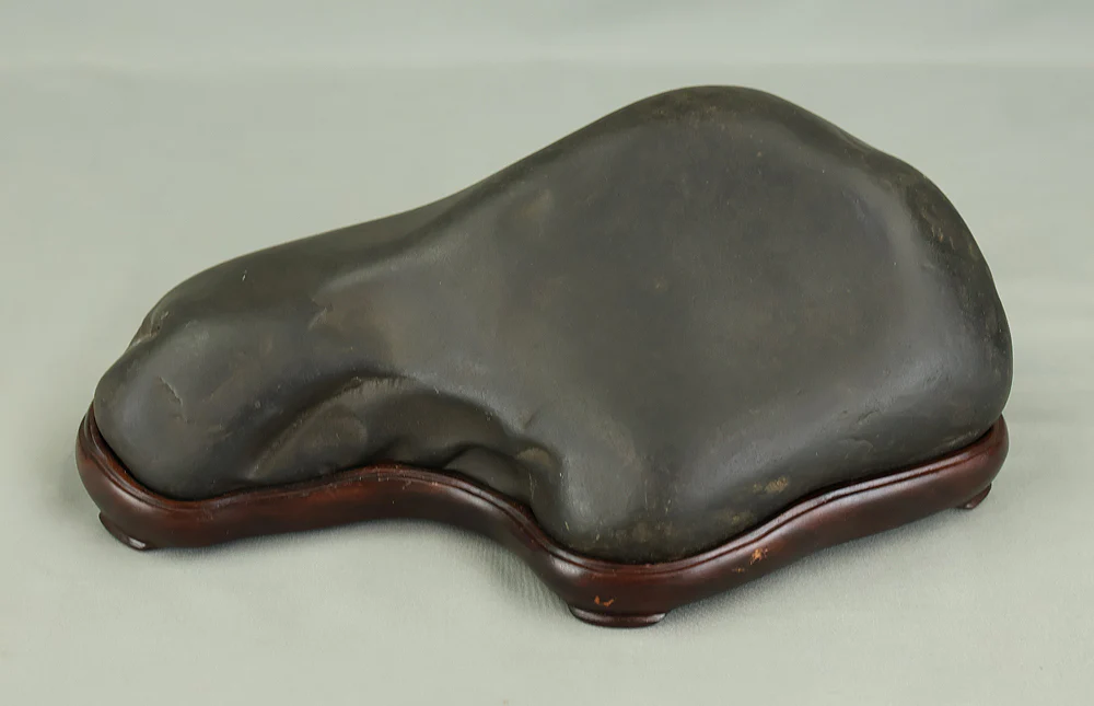Suiseki Black Stone 4.2kg with Wooden Stand VB107 - Image 23