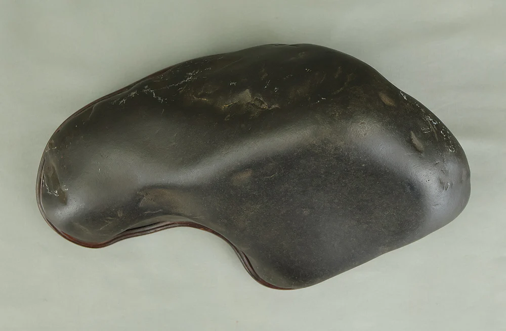 Suiseki Black Stone 4.2kg with Wooden Stand VB107 - Image 24