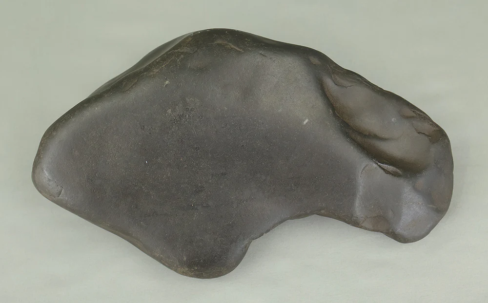 Suiseki Black Stone 4.2kg with Wooden Stand VB107 - Image 25