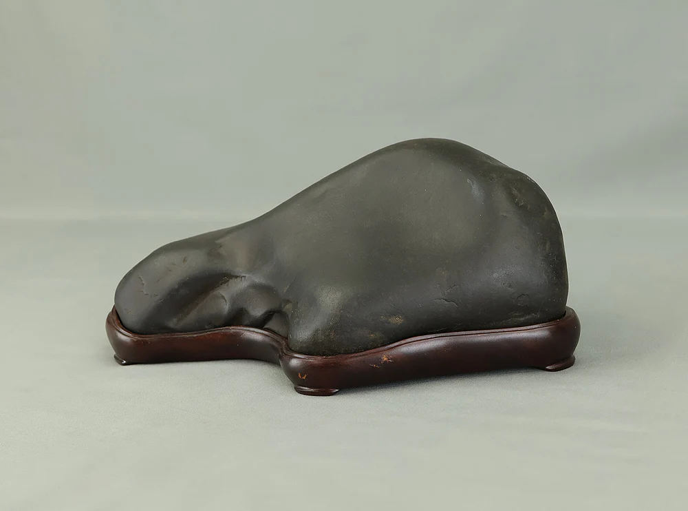 Suiseki Black Stone 4.2kg with Wooden Stand VB107 - Image 3