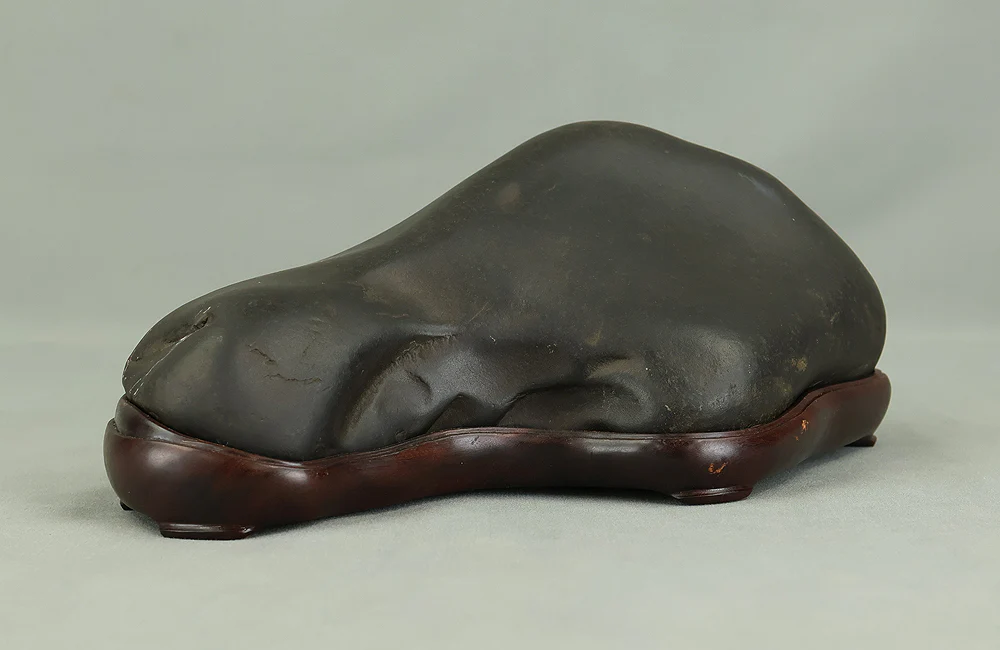 Suiseki Black Stone 4.2kg with Wooden Stand VB107 - Image 5
