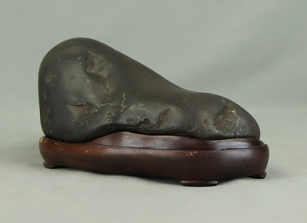 Suiseki Black Stone 4.2kg with Wooden Stand VB107 - Image 7