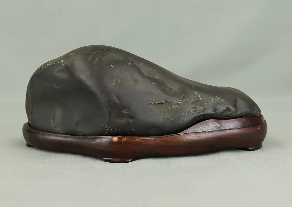 Suiseki Black Stone 4.2kg with Wooden Stand VB107 - Image 8